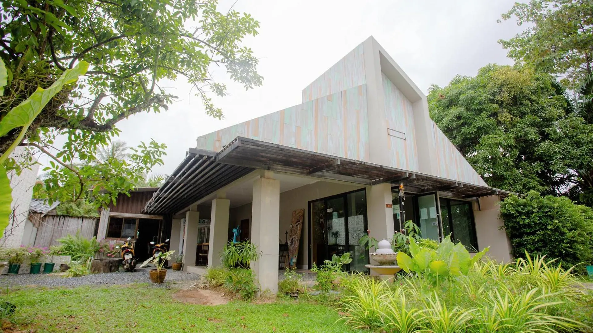 Ko Lanta Amantra Hostels - Women Only Thailand