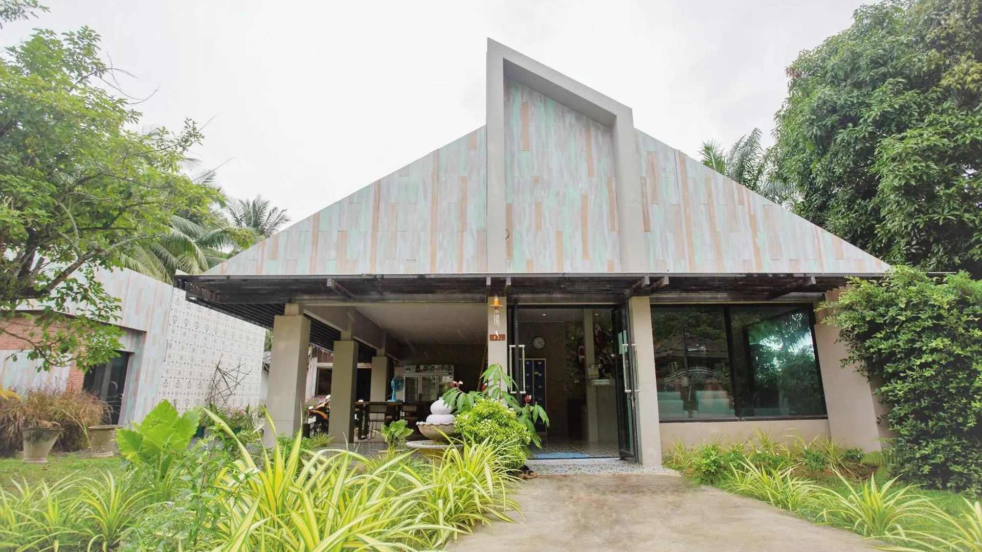 Ko Lanta Amantra Hostels - Women Only Thailand